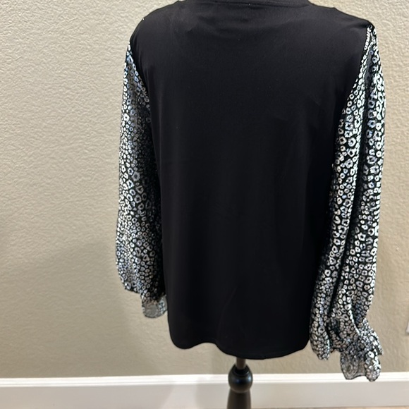 NWT Blouse with silver metallic sleeves - Picture 8 of 9